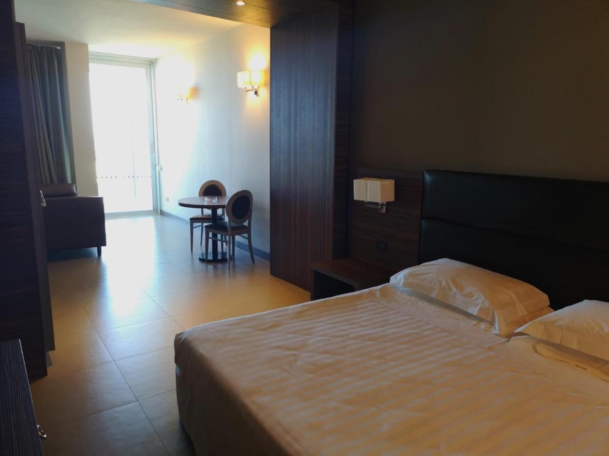 Waldorf Suite Hotel Rimini Buitenkant foto